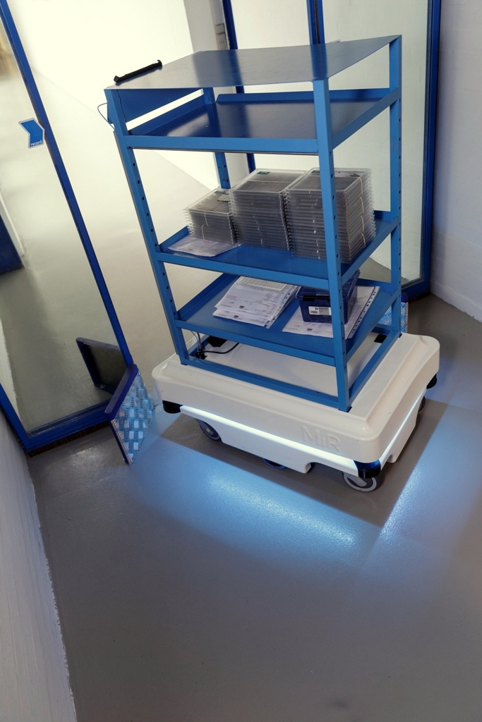 mir zacobria mobile-industrial-robots agv carry goods 2