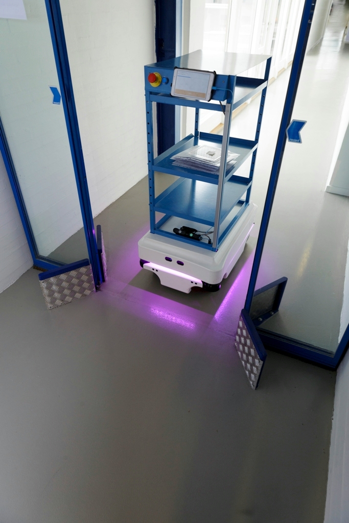 mir zacobria mobile-industrial-robots agv door 3