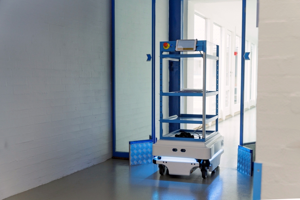 mir zacobria mobile-industrial-robots agv door 4