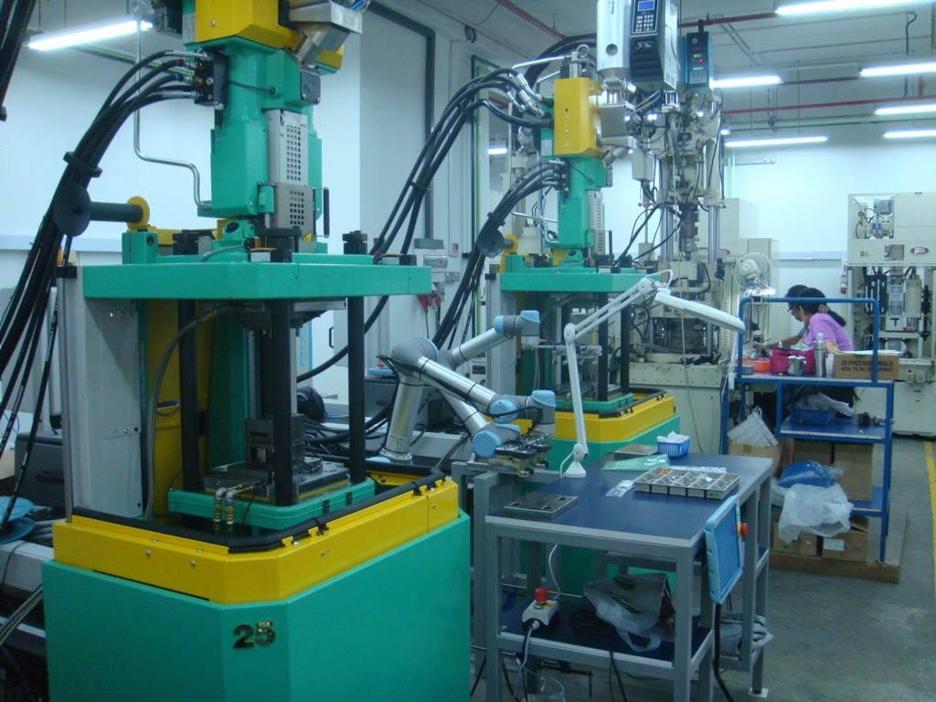 universal-robot-injection-moulding-machine-imm-tending