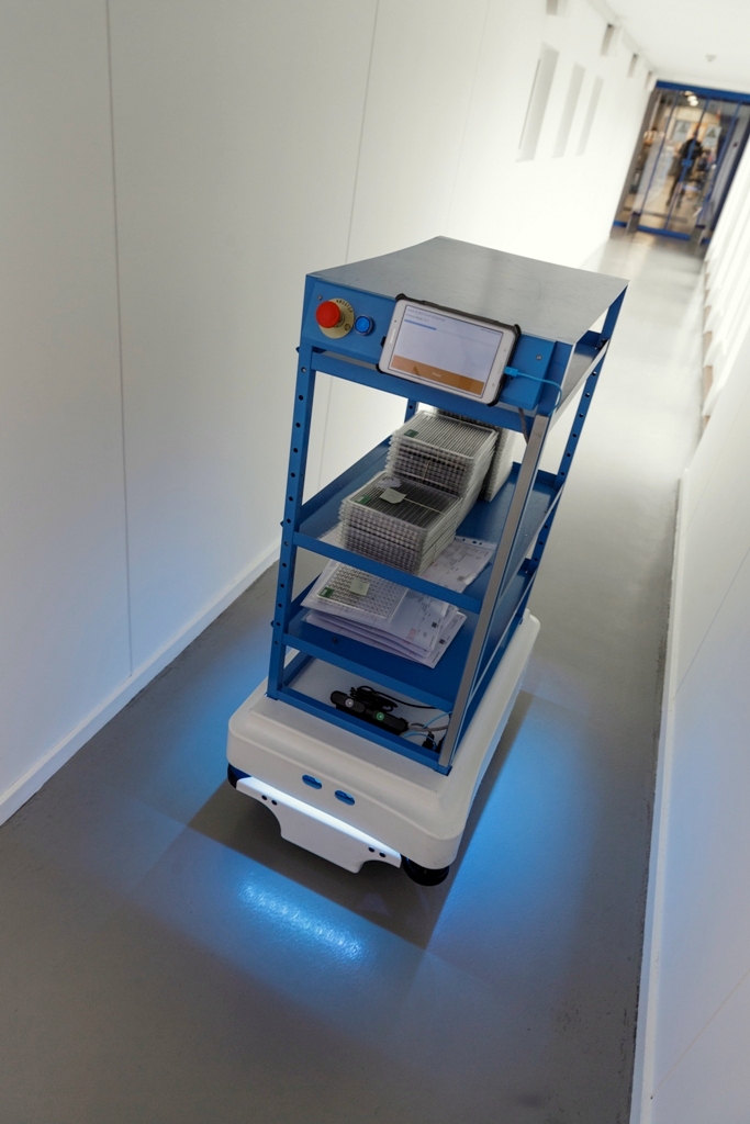 mir zacobria mobile-industrial-robots agv corridor 1