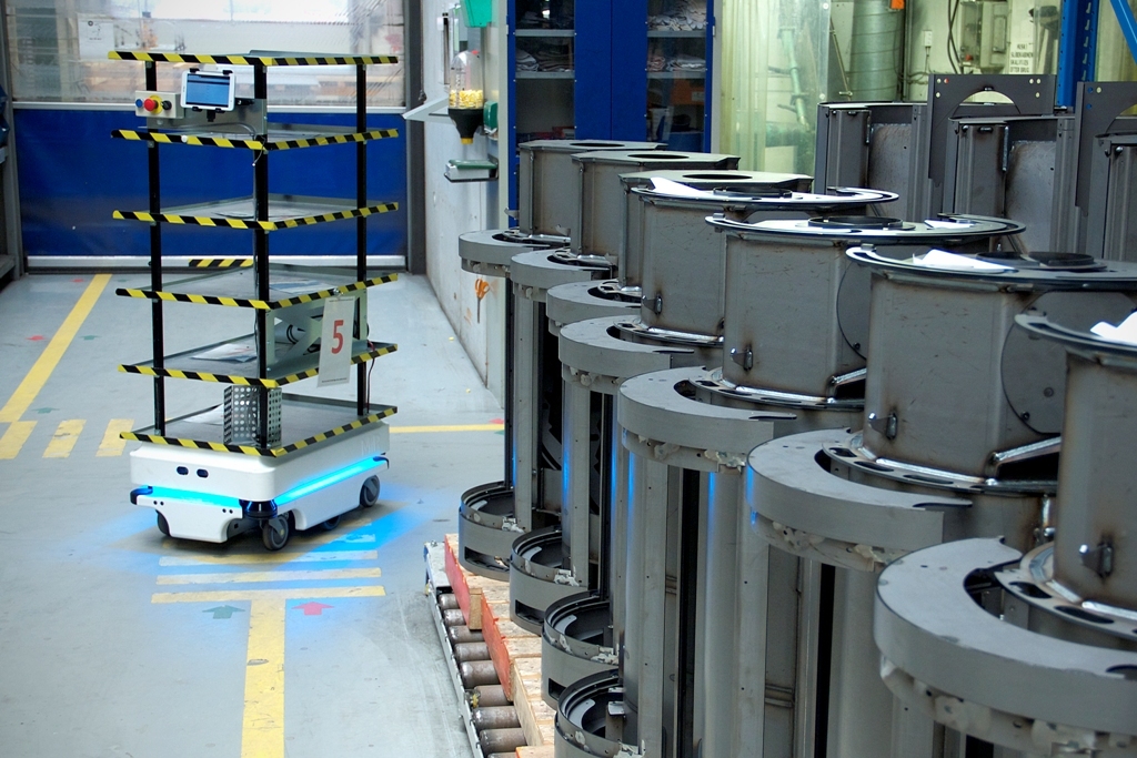zacobria mobile-industrial-robots agv at warehouse mir 100
