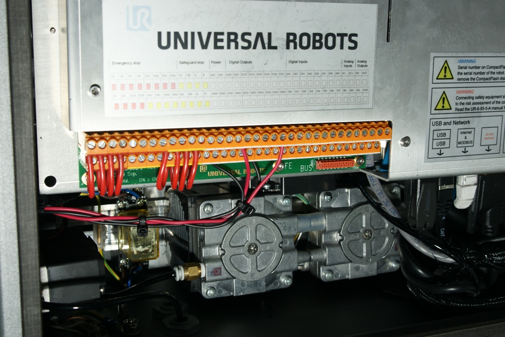 Universal Robots Zacobria Compact vacuum pump inside UR cabinet