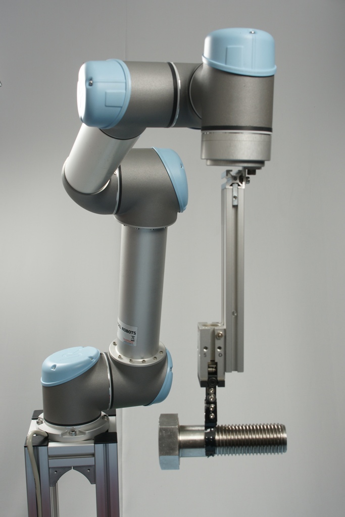 Universal robots grippers clearance